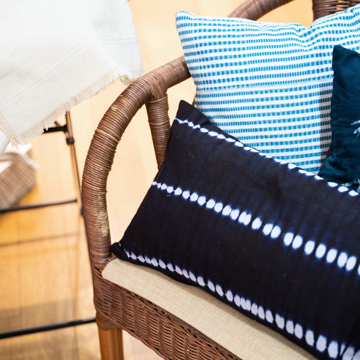 Coussin artisanal Indigo, teint à l'encre végétale