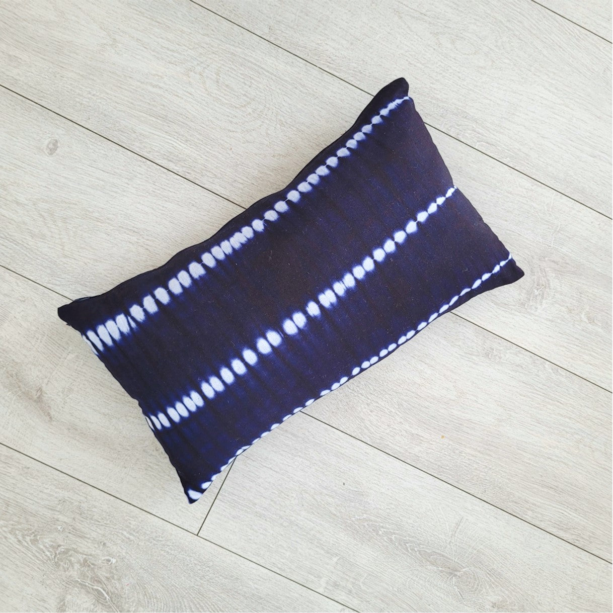 Coussin artisanal Indigo, teint à l'encre végétale
